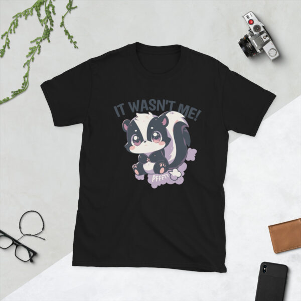 „It Wasn’t Me!“ – Lustiges Unisex T-Shirt mit Chibi-Stinktier für Humor-Fans – Bild 2