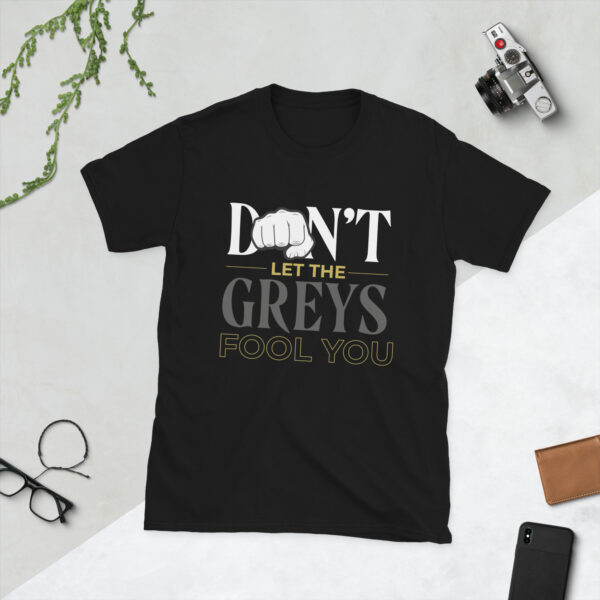 „Don’t Let the Greys Fool You“ – Cooles Statement Unisex T-Shirt für Silverbacks