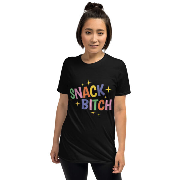 „Snack Bitch“ – Freches Statement Unisex-Shirt für Food Queens – Bild 2