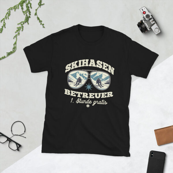 „Skihasen Betreuer – 1. Reihe gratis“ – Freches Après-Ski Unisex-Shirt – Bild 2