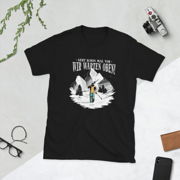„Geht schon mal vor – Wir waren oben!“ – Lustiges Skifahrer Unisex-Shirt – Bild 2