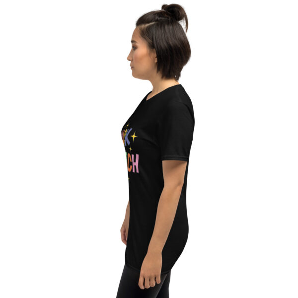 „Snack Bitch“ – Freches Statement Unisex-Shirt für Food Queens – Bild 6