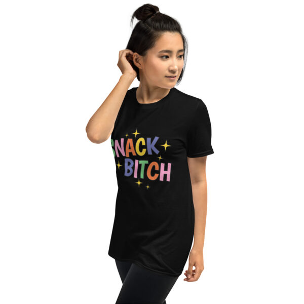 „Snack Bitch“ – Freches Statement Unisex-Shirt für Food Queens – Bild 4
