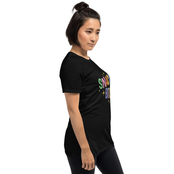 „Snack Bitch“ – Freches Statement Unisex-Shirt für Food Queens – Bild 3