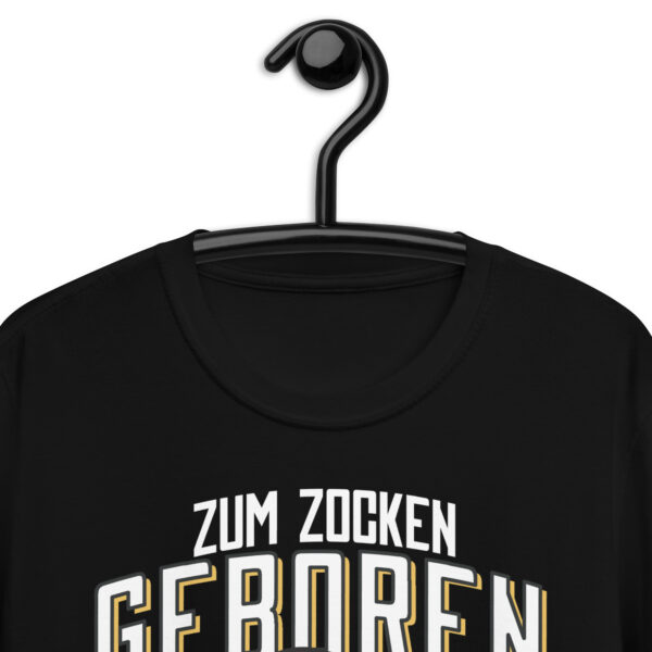 „Zum Zocken geboren“ – Lustiges Unisex T-Shirt für Gamer, Nerds & Schüler – Bild 4