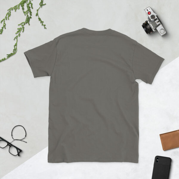 „Ich spare Strom – Ich fahre Verbrenner“ – Lustiges Unisex T-Shirt (dunkles Design) – Bild 6