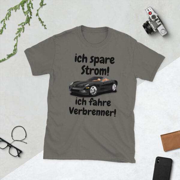 „Ich spare Strom – Ich fahre Verbrenner“ – Lustiges Unisex T-Shirt (dunkles Design) – Bild 5