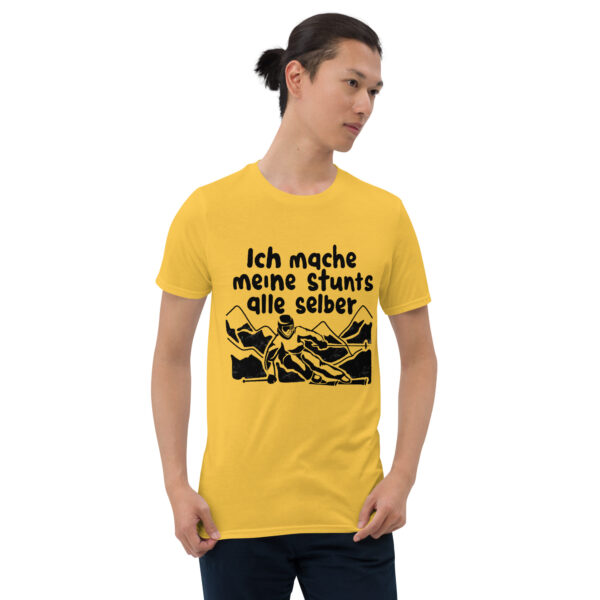 „Ski-Stunts im Pulverschnee“ – Freestyle Skifahrer Unisex-Shirt