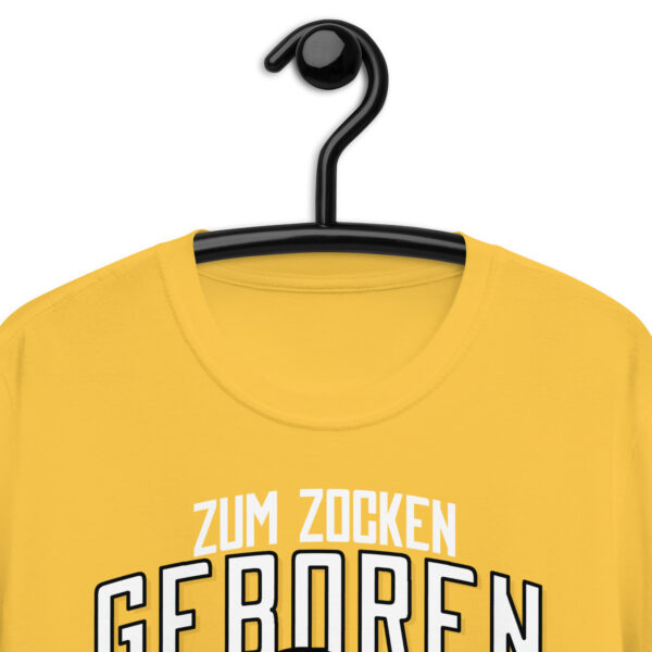„Zum Zocken geboren“ – Lustiges Unisex T-Shirt für Gamer, Nerds & Schüler – Bild 15
