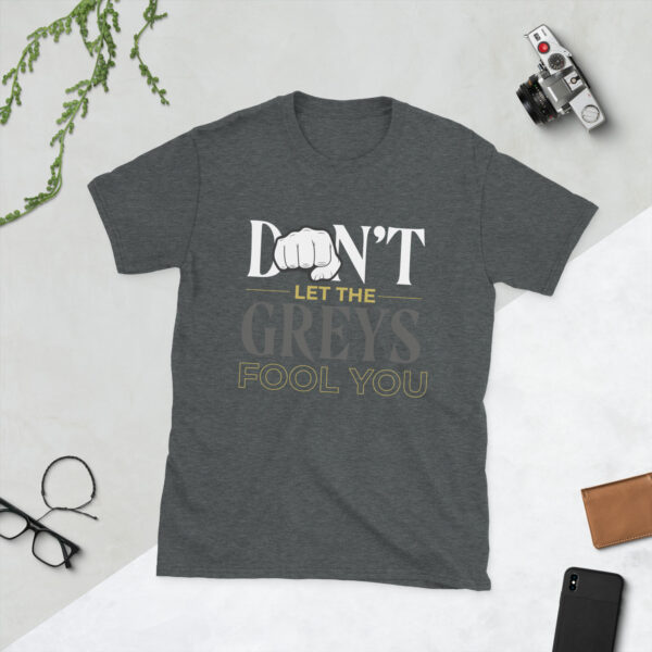 „Don’t Let the Greys Fool You“ – Cooles Statement Unisex T-Shirt für Silverbacks – Bild 7