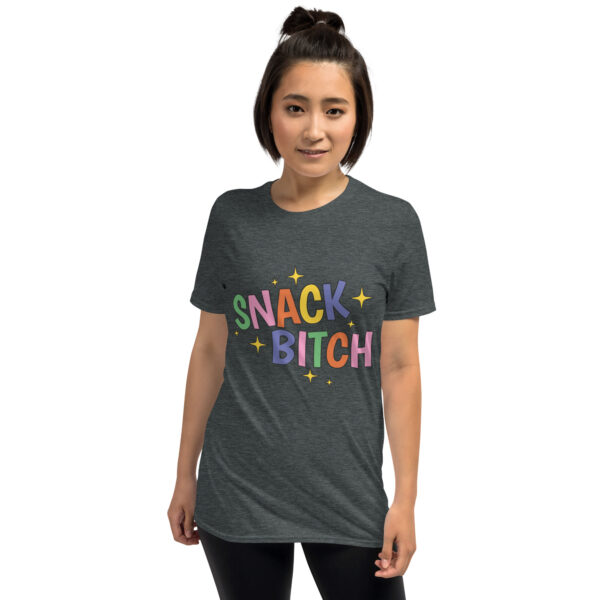 „Snack Bitch“ – Freches Statement Unisex-Shirt für Food Queens – Bild 20