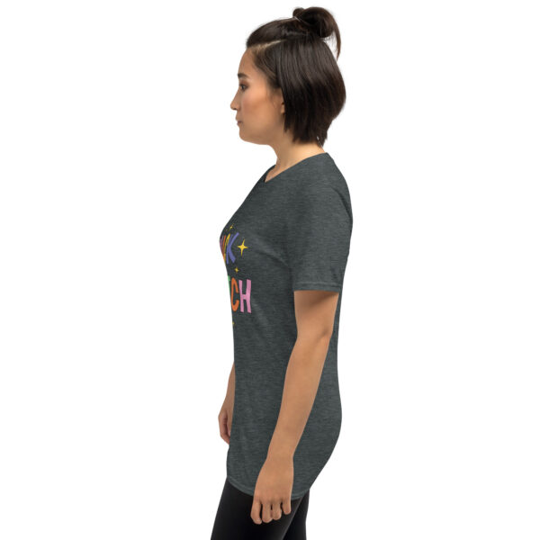 „Snack Bitch“ – Freches Statement Unisex-Shirt für Food Queens – Bild 24