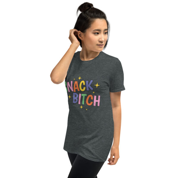 „Snack Bitch“ – Freches Statement Unisex-Shirt für Food Queens – Bild 22