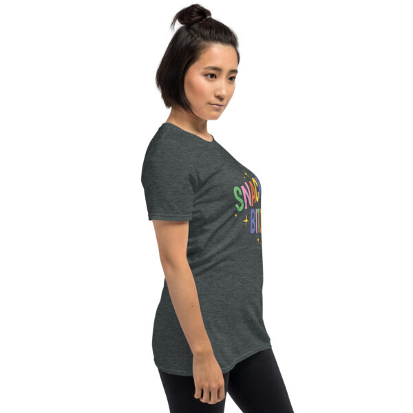 „Snack Bitch“ – Freches Statement Unisex-Shirt für Food Queens – Bild 21