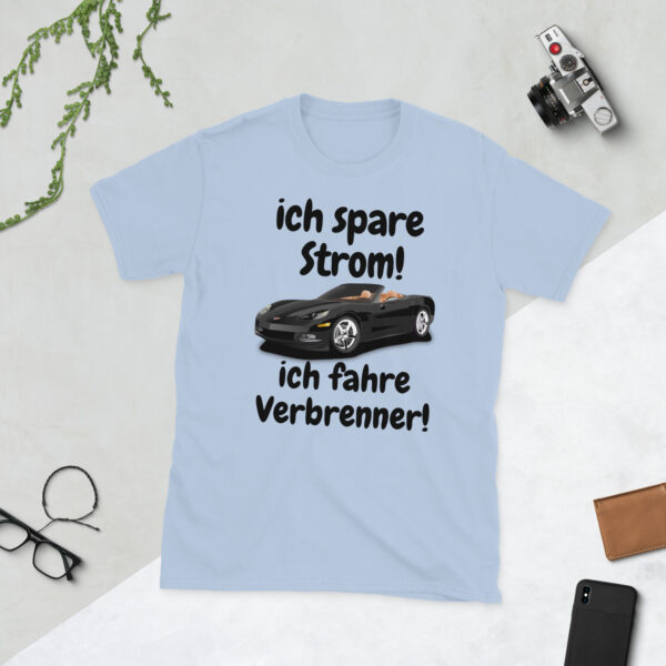 „Ich spare Strom – Ich fahre Verbrenner“ – Lustiges Unisex T-Shirt (dunkles Design) – Bild 7
