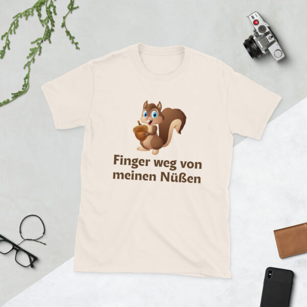 „Finger weg von meinen Nüssen!“ – Freches Unisex T-Shirt mit Humor