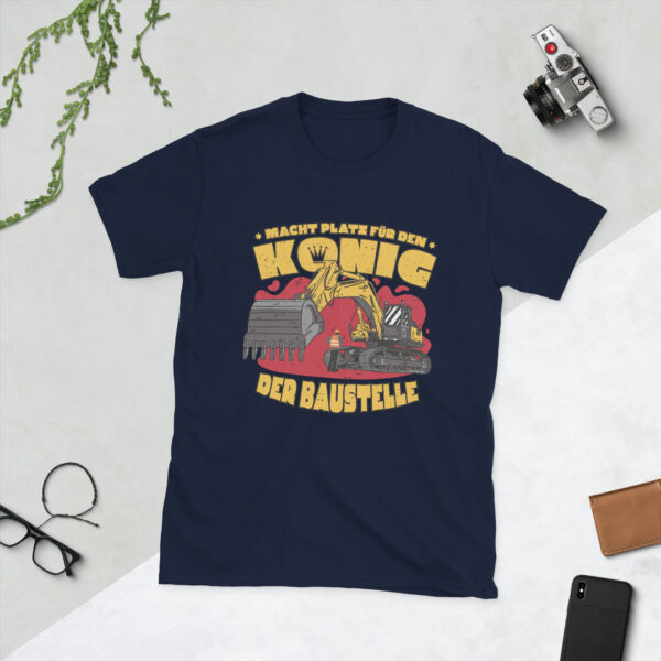 „König der Baustelle“ – Unisex T-Shirt im Bagger-Design für Handwerker – Bild 2