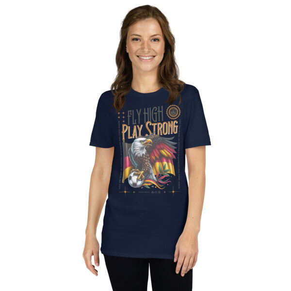 „Fly High, Play Strong“ – Unisex Fußball T-Shirt im Deutschland-Design