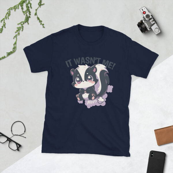„It Wasn’t Me!“ – Lustiges Unisex T-Shirt mit Chibi-Stinktier für Humor-Fans – Bild 3