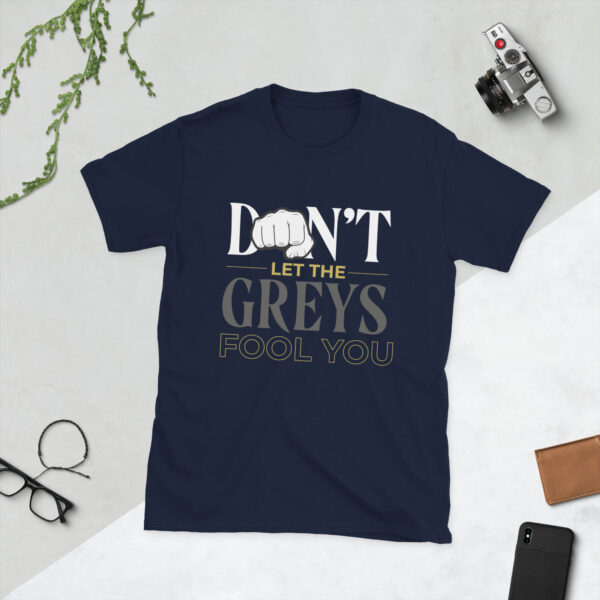 „Don’t Let the Greys Fool You“ – Cooles Statement Unisex T-Shirt für Silverbacks – Bild 3