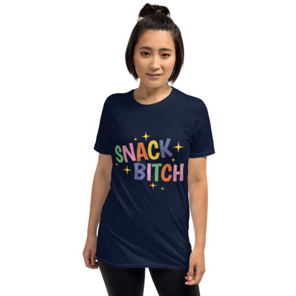 „Snack Bitch“ – Freches Statement Unisex-Shirt für Food Queens – Bild 8