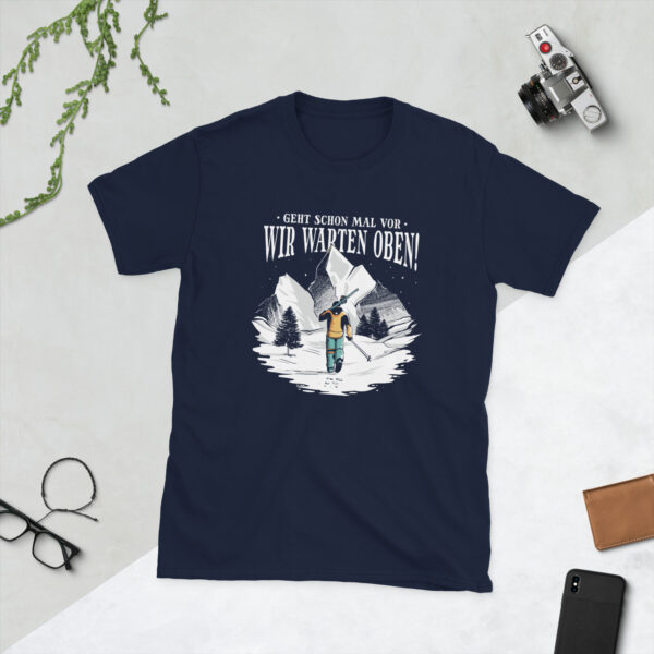 „Geht schon mal vor – Wir waren oben!“ – Lustiges Skifahrer Unisex-Shirt – Bild 4