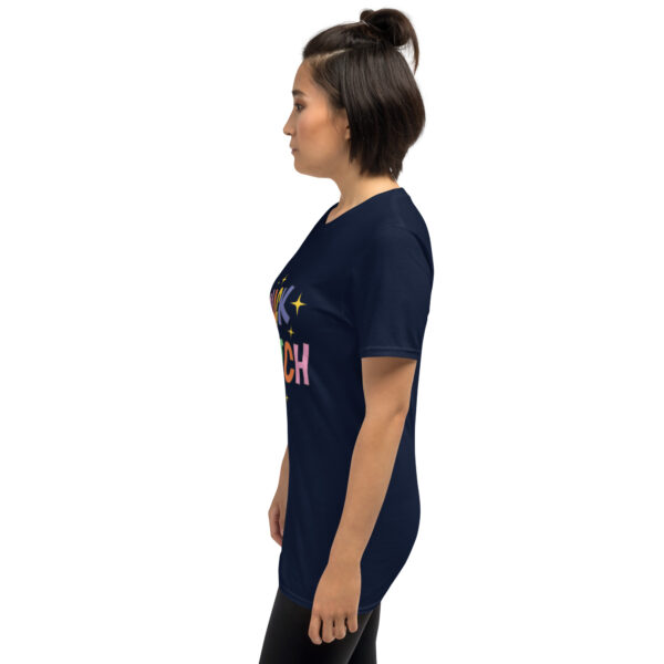 „Snack Bitch“ – Freches Statement Unisex-Shirt für Food Queens – Bild 12