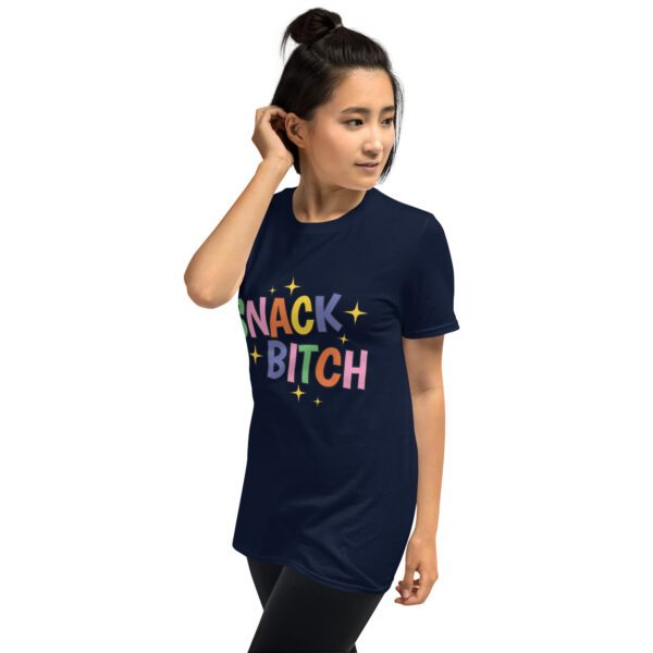 „Snack Bitch“ – Freches Statement Unisex-Shirt für Food Queens – Bild 10