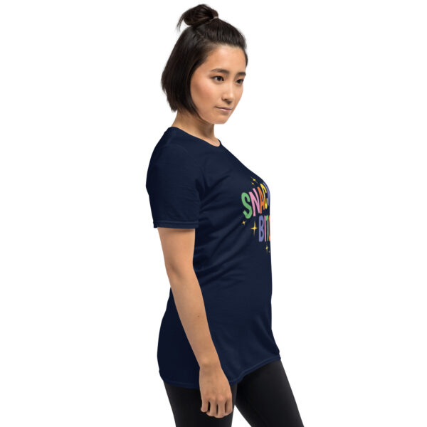 „Snack Bitch“ – Freches Statement Unisex-Shirt für Food Queens – Bild 9