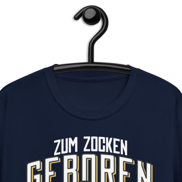 „Zum Zocken geboren“ – Lustiges Unisex T-Shirt für Gamer, Nerds & Schüler – Bild 6