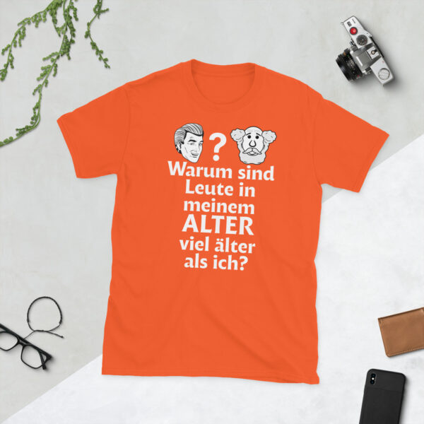„Warum sehen Leute in meinem Alter viel älter aus als ich?“ – Lustiges Unisex T-Shirt – Bild 9