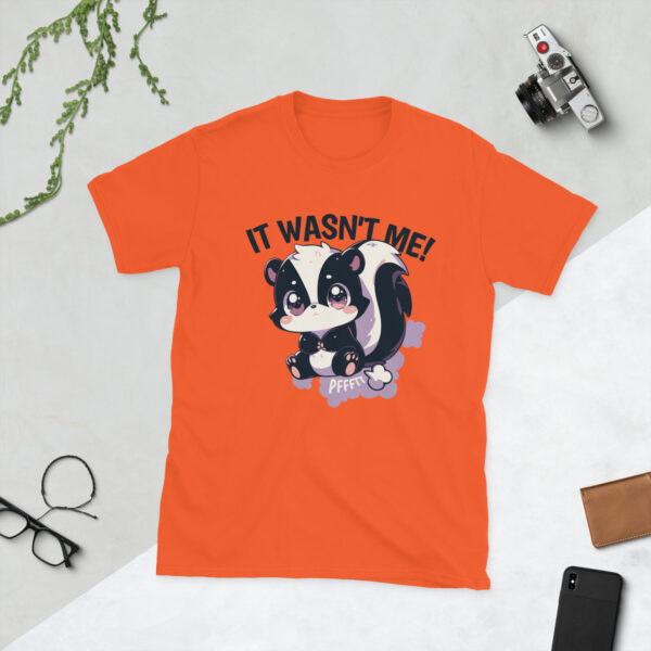 „It Wasn’t Me!“ – Lustiges Unisex T-Shirt mit Chibi-Stinktier für Humor-Fans – Bild 5
