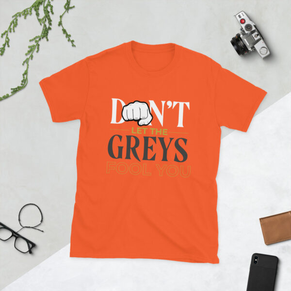 „Don’t Let the Greys Fool You“ – Cooles Statement Unisex T-Shirt für Silverbacks – Bild 11