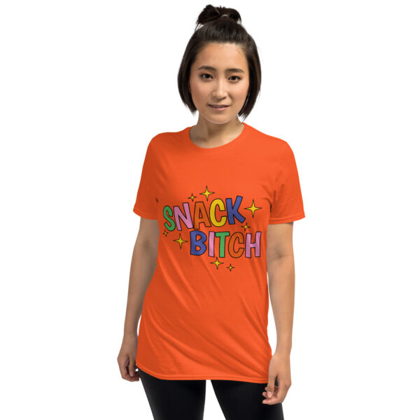 „Snack Bitch“ – Freches Statement Unisex-Shirt für Food Queens
