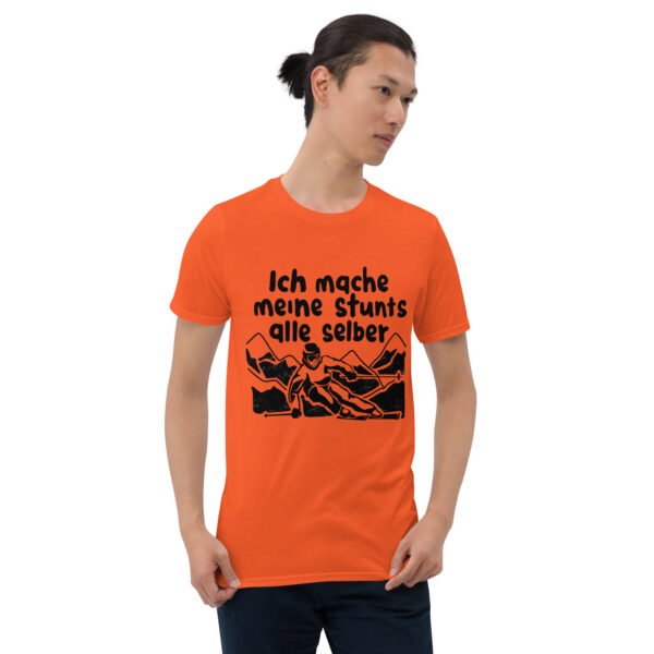 „Ski-Stunts im Pulverschnee“ – Freestyle Skifahrer Unisex-Shirt – Bild 4
