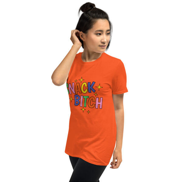 „Snack Bitch“ – Freches Statement Unisex-Shirt für Food Queens – Bild 33