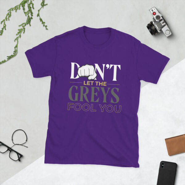 „Don’t Let the Greys Fool You“ – Cooles Statement Unisex T-Shirt für Silverbacks – Bild 5