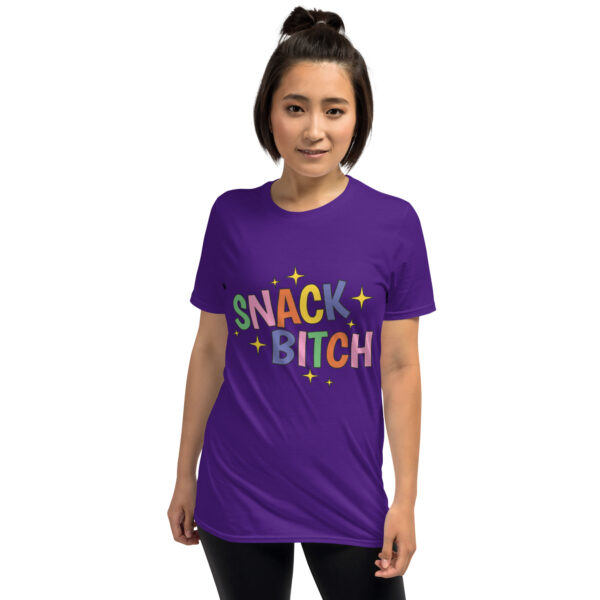 „Snack Bitch“ – Freches Statement Unisex-Shirt für Food Queens – Bild 14