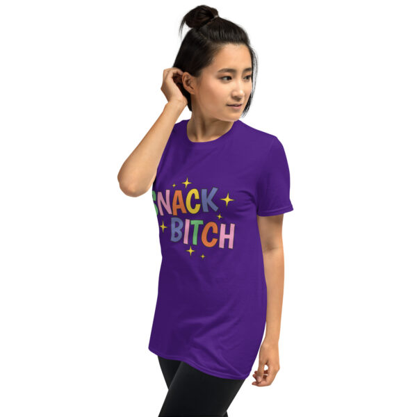 „Snack Bitch“ – Freches Statement Unisex-Shirt für Food Queens – Bild 16