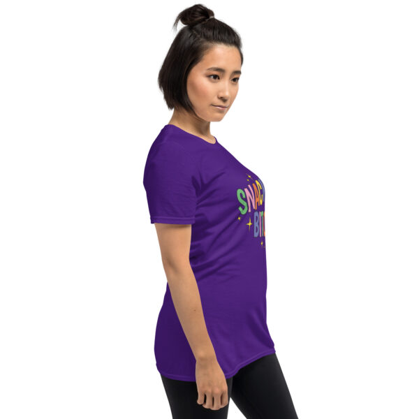 „Snack Bitch“ – Freches Statement Unisex-Shirt für Food Queens – Bild 15