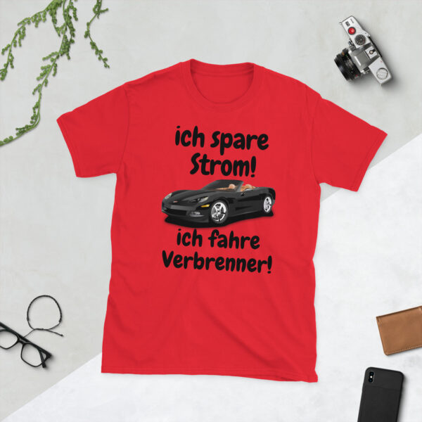 „Ich spare Strom – Ich fahre Verbrenner“ – Lustiges Unisex T-Shirt (dunkles Design) – Bild 2