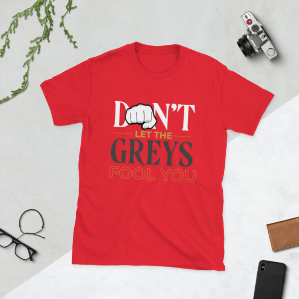 „Don’t Let the Greys Fool You“ – Cooles Statement Unisex T-Shirt für Silverbacks – Bild 9