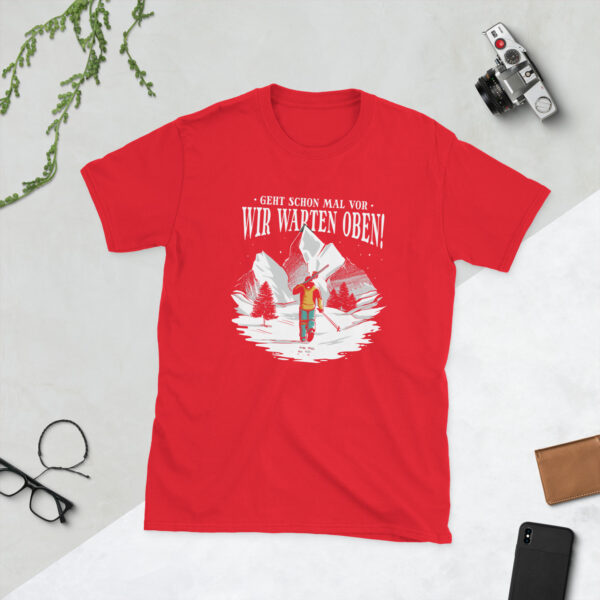 „Geht schon mal vor – Wir waren oben!“ – Lustiges Skifahrer Unisex-Shirt – Bild 9