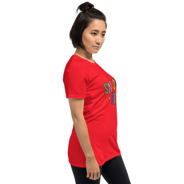„Snack Bitch“ – Freches Statement Unisex-Shirt für Food Queens – Bild 27