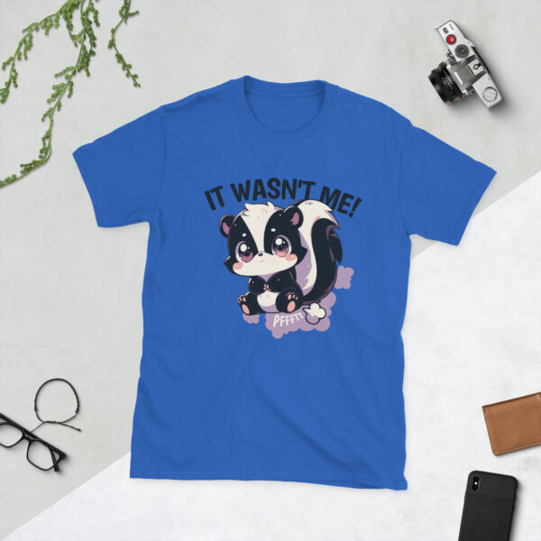 „It Wasn’t Me!“ – Lustiges Unisex T-Shirt mit Chibi-Stinktier für Humor-Fans – Bild 4