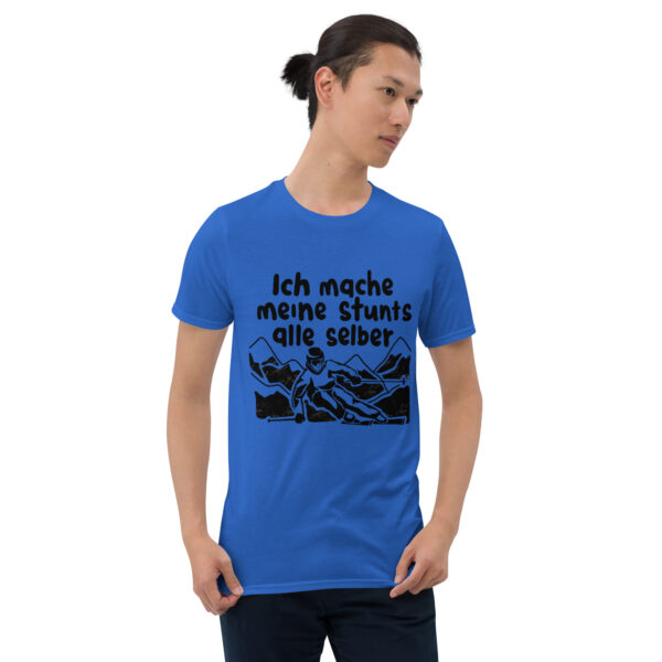 „Ski-Stunts im Pulverschnee“ – Freestyle Skifahrer Unisex-Shirt – Bild 3