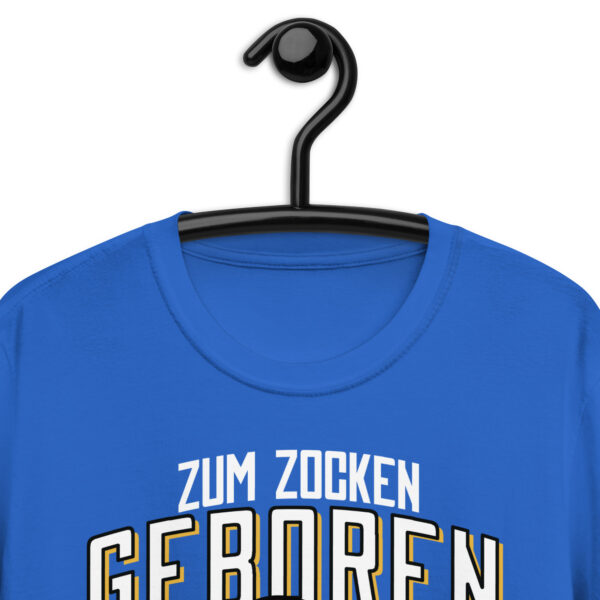 „Zum Zocken geboren“ – Lustiges Unisex T-Shirt für Gamer, Nerds & Schüler – Bild 9