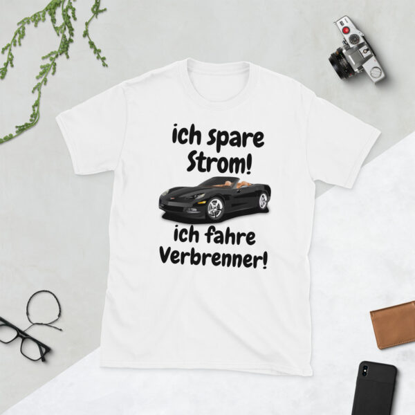 „Ich spare Strom – Ich fahre Verbrenner“ – Lustiges Unisex T-Shirt (dunkles Design) – Bild 9