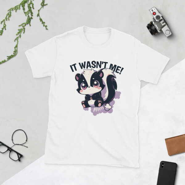 „It Wasn’t Me!“ – Lustiges Unisex T-Shirt mit Chibi-Stinktier für Humor-Fans – Bild 6