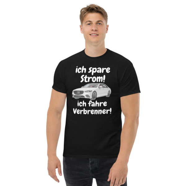 „Ich spare Strom – Ich fahre Verbrenner“ – Lustiges Unisex T-Shirt (helles Design) – Bild 2